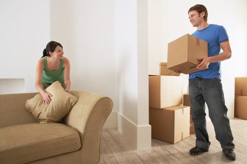 Securely arranged van load with protective packing